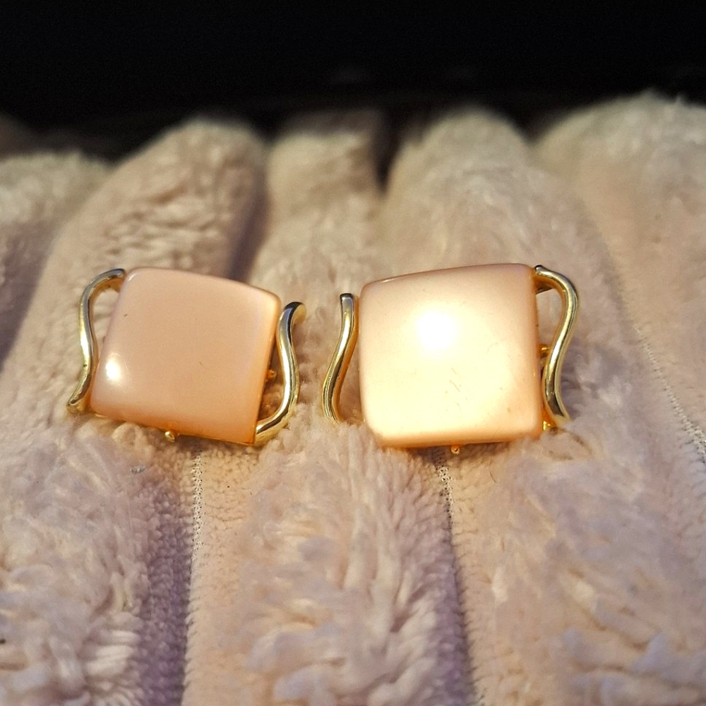 🍑Vintage 1950s Clip On Earrings Peachy Pink & Gold Retro Coro Lucite Haskell - Picture 2 of 6